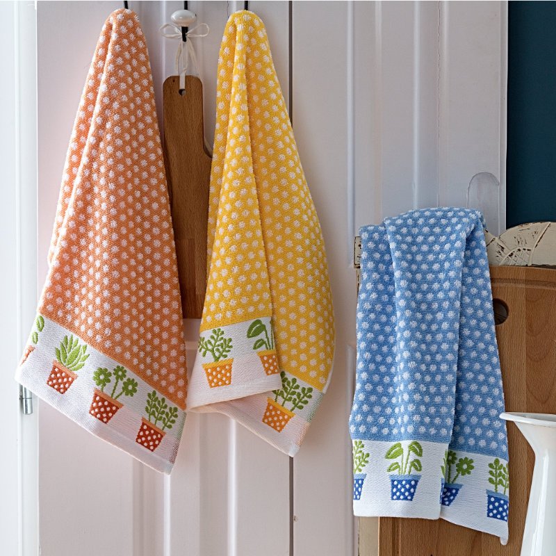 Three hanging towels of 100% cotton in Plush Terry with a polka design and Border from Europe